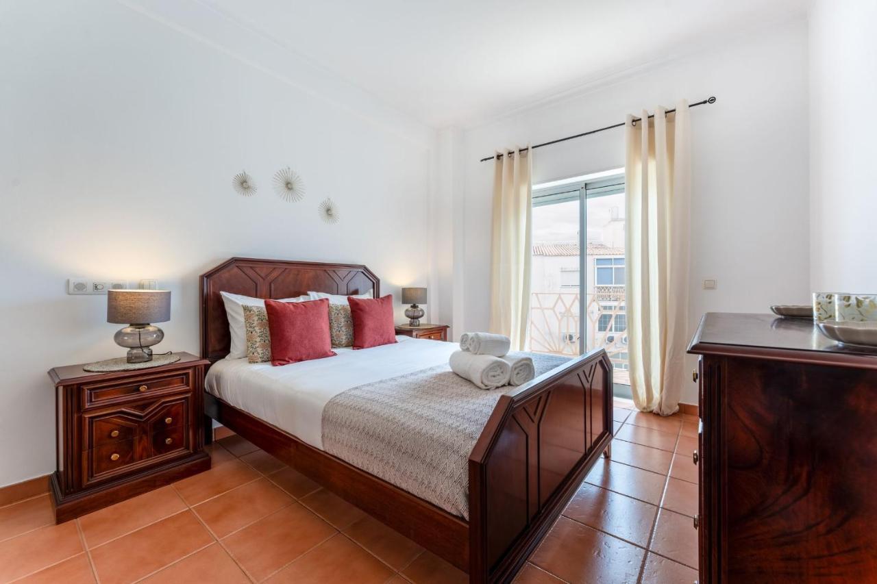 Peaceful 1 Bdr Apartment W/ Balcony By Lovelystay Almancil Bagian luar foto