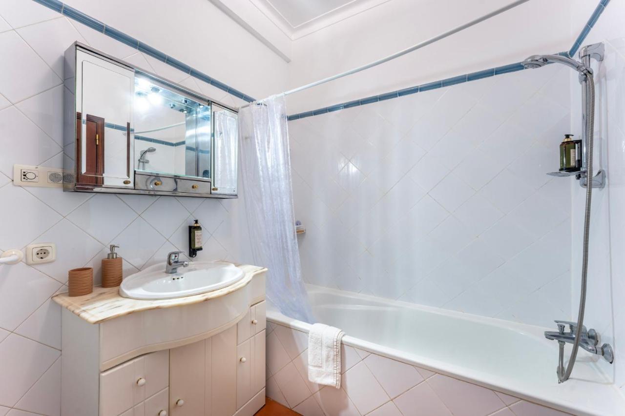 Peaceful 1 Bdr Apartment W/ Balcony By Lovelystay Almancil Bagian luar foto